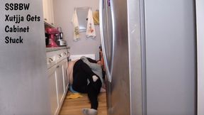 SSBBW Xutjja Gets Cabinet Stuck - MOV