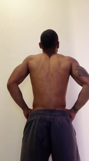 Hunky gym-goer flexes his muscles for your pleasure