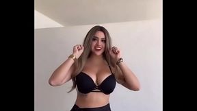 Ari Gameplays nos muestra su enorme culo