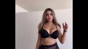 Ari Gameplays nos muestra su enorme culo