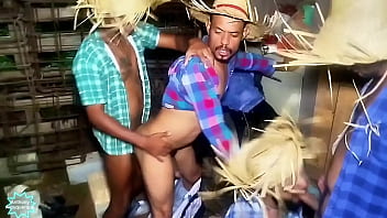 Suruba dos caipira pauzudo com tez&atilde_o fudendo na festa junina
