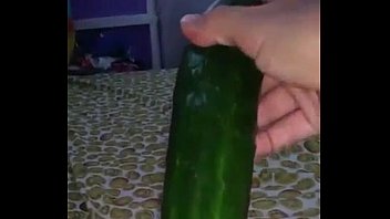 masturbandose con el pepino.