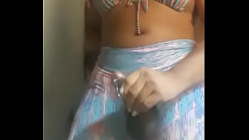 Transex com roupa de academia com o pau para fora