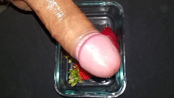 Craving Cum cream on my strawberries. Que rico.