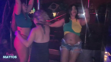 Festa da copa do mundo na balada e já começamos tomando leitinho do segurança