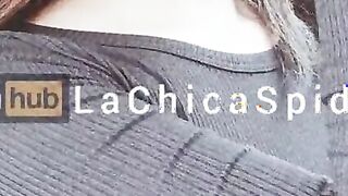 Las deliciosas y ricas tetas de LaChicaSpider en el bus