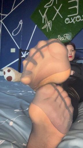 Nylon di my feet smellier💨👣