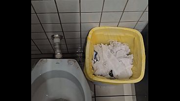 Lavando banheiro p&uacute_blico de mijo
