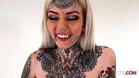 Tattooed hottie Amber Luke rides a tremor