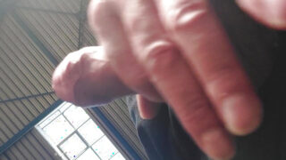 Amateur Duitse solo meisje geeft handjob en masturbeert voordat ze een hete anale creampie cumshot krijgt.