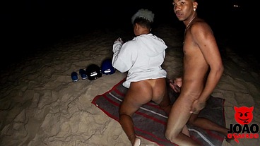 Baiana quis dar no meio da praia do nudismo no Rio de Janeiro- preta fogosa - joao o safado