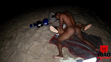 Baiana quis dar no meio da praia do nudismo no Rio de Janeiro- preta fogosa - joao o safado
