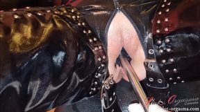 Slut-Orgasma Celeste fucked hard by a equine dildo and a toilet brush