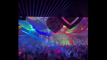 Suite de la soir&eacute_e au Pacha &agrave_ Ibiza Exhibant mes gros seins en dansant avec ...