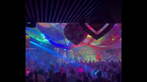 Suite de la soir&eacute_e au Pacha &agrave_ Ibiza Exhibant mes gros seins en dansant avec ...