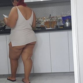 I masturbate watching my stepmother&#039;s big butt in the kitchen