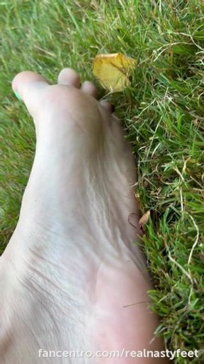 Close up dirty footsoles! 💦👅 Rubbing my feet trough the grass and see the dirty results…. 🔥