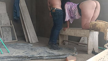 le pago al maestro de obra con sexo soy una ingeniera que le pago a mis obreros con sexo, me gusta que me rompan el culo y me llenen de leche mi concha