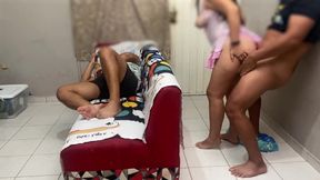 Tiene sexo con su cuñado mientras el esposo descansa en el sofa