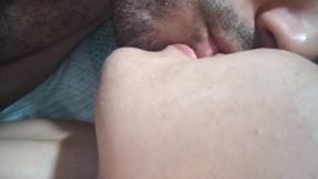 chupando y mordiendo los pezones grandes &mdash;  duros y lactantes de mi esposa