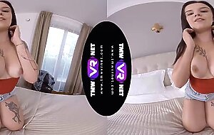 TmwVRnet - Little Eliss - Hottie tests bed with a solo game