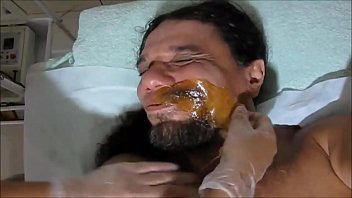 DEPILANDO O BIGODE COM CERA QUENTE PARA GRAVAR PORNO BEIJANDO AS NINFETINHAS NOVINHAS