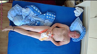 Nylonjunge hat Spaß im Bett