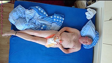 Nylonjunge hat Spaß im Bett