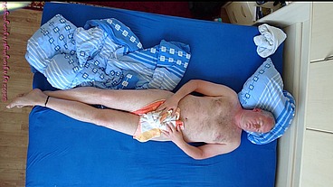 Nylonjunge hat Spaß im Bett