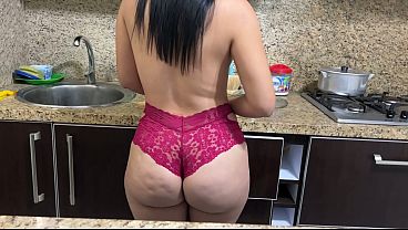 STEPMOTHER SEXY SE PASEA POR TODA LA CASA EN ROPA DIMINUTA
