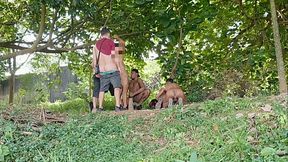 se aventurando na floresta!