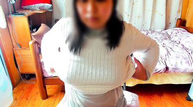 シースルートップス越しのチクニーが大好きな巨乳日本人女性。