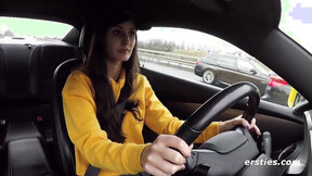 Ersties: Milena macht mit ihrem gelben Camaro eine heiße Spritztour auf der Autobahn
