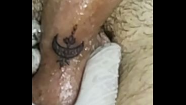Tatuagem pronta na base do pau e ele admirando o resultado