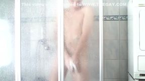 Amateur teen 18+ twink masturbates in the shower