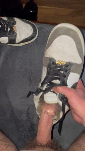 Fuck my smelly Nike dunks