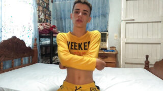 Solo fleksibel teenager luder onanerer med fingering, ender i varm sædsprut ansigtsbehandling og ivrig synkning