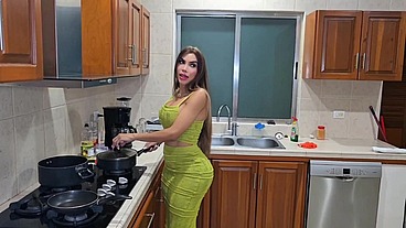 Marido explotador no puede esperar su comida y decide comerme el culo
