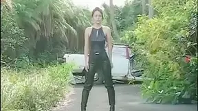 Bebé Asiática Vestida de Cuero