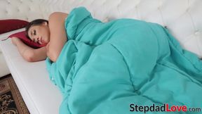 Stepdaughter Brooklyn Gray earns juicy facial from daddy