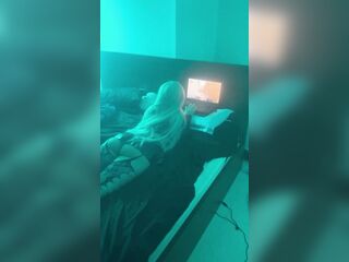 LARGE BOOTY EBONY GOLDEN-HAIRED CHASES GAME AND CUM FAST