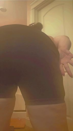 Latin BBW shows off her booty and spreads ass