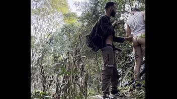 dando para o macho no meio do mato !