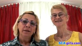 Det gamle Lezboz - old mature lesbians sharing sex toy