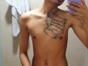 Masturbandome en el baño, leche sobre el espejo