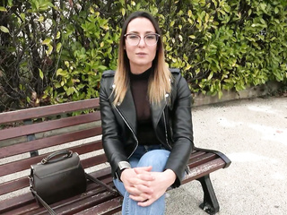 ”Pam, 25, sports coach in Manosque!”