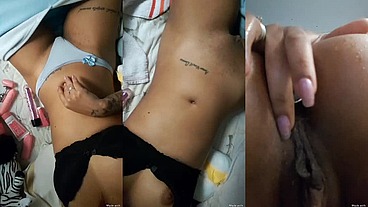 Menina safadinha se tocando com vibrador na bucetinha e plug no cuzinho, ela gosa bem gostoso e mostra a buceta molhadinha