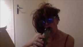 Arcanne exité comme une salope se gode et goute sa chatte anal