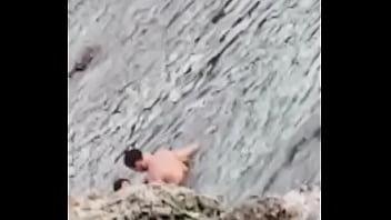 FLAGOU OS IRMAOS FUDENDO NA PRAIA DOS AMORES EM ARMA&Ccedil_&Atilde_O DOS B&Uacute_ZIOS