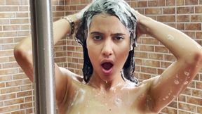 ambar prada nos da una demostracion de su rico cuerpo mientras se ducha
